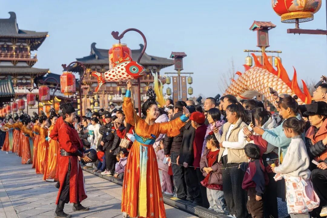 洛阳古城游人入织- 老家河南网